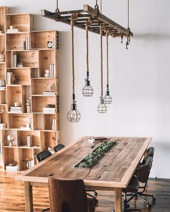 Vừa trang điểm cho chiếc bàn gỗ đơn điệu...