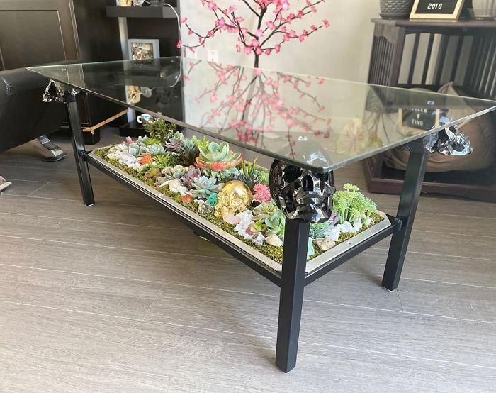 Hai là dùng bàn kính và trang trí cây phía dưới.