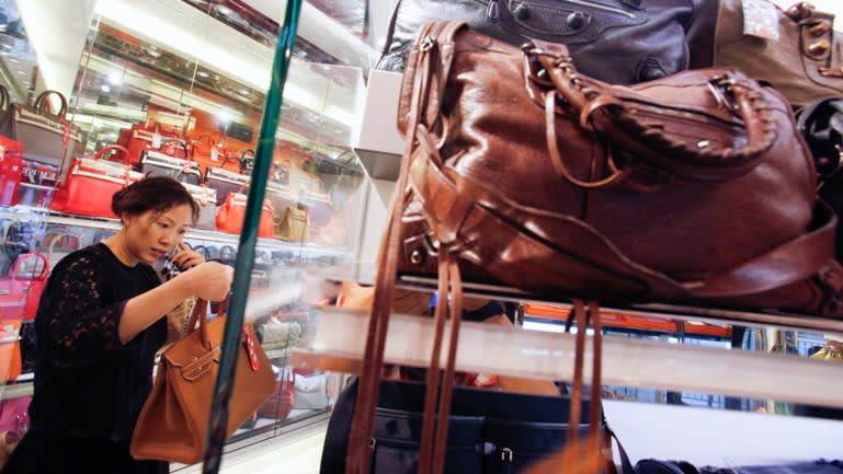 Nguoi giau bat dau ban thao do xa xi khi khung hoang vi COVID-19