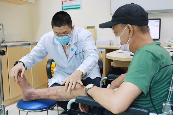 Dung dau nong xoa vet thuong khien nguoi dan ong bi hoai tu da