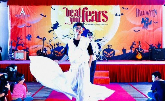 Công Lý hết hồn khi thấy con trai mặc váy bằng màn tuyn đi catwalk - Hình 2 Cong Ly het hon khi thay con trai mac vay bang man tuyn di catwalk-Hinh-2