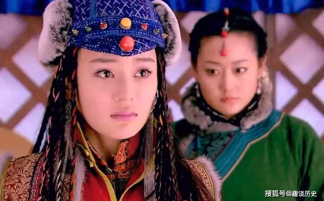 Phi tan dua vao gia the Mong Co de tien vao hau cung la ai?