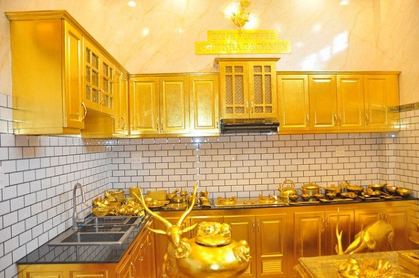Toàn bộ căn bếp đều được dát vàng - Ảnh: Vietnamnet
