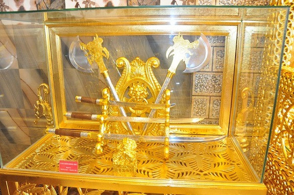 Mỗi vật dụng, đồ trang trí nội thất,... dát vàng trong nhà đều là thành quả của đội ngũ chế tác, sưu tầm từ cổ đến hiện đại - Ảnh: Vietnamnet