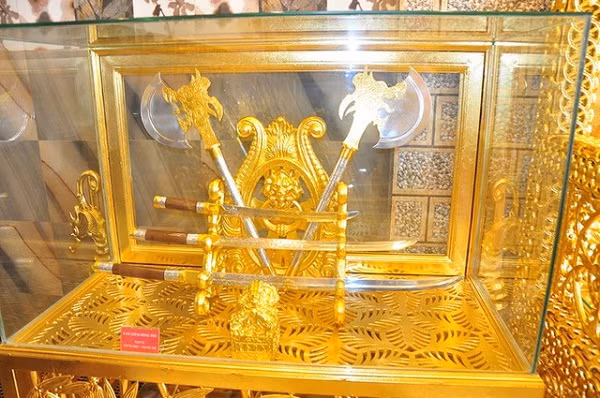 Mỗi vật dụng, đồ trang trí nội thất,... dát vàng trong nhà đều là thành quả của đội ngũ chế tác, sưu tầm từ cổ đến hiện đại - Ảnh: Vietnamnet