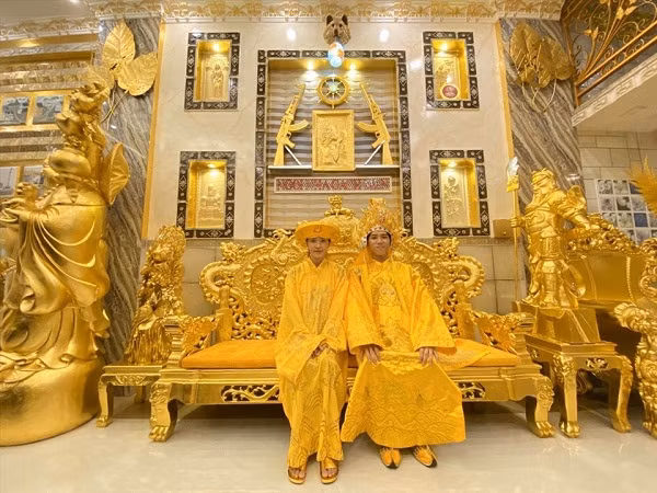 Chưa hết, điểm đặc biệt khiến bất kỳ ai ghé thăm đều không khỏi thích thú, đó là họ được khoác lên mình những bộ đồ và hóa thân thành nhà vua, chụp ảnh cùng không gian tôn nghiêm, Hoàng tộc - Ảnh: Người lao động