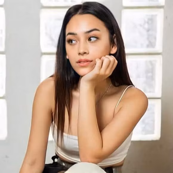 Sao nhi Tay tung dong Hau Due Mat Troi lot xac sau 4 nam-Hinh-7