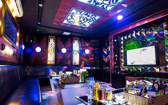 Chu quan bar, karaoke, gym than that thu do COVID-19