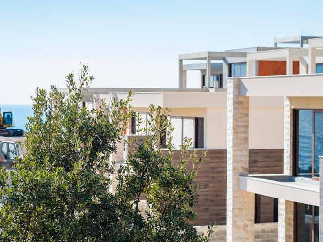 Được so sánh ngang với với Monaco và Riviera của Pháp, nhưng giá bất động sản ở Montenegro lại mềm hơn khá nhiều. Chỉ với ít hơn 300.000 USD một chút, bạn có thể sở hữu một căn hộ sang trọng có 3 phòng ngủ với sân hiên nhìn ra biển, hoặc một ngôi nhà 3 tầng 4 phòng ngủ ở Budva với cùng mức giá. Ảnh: Getty Images.