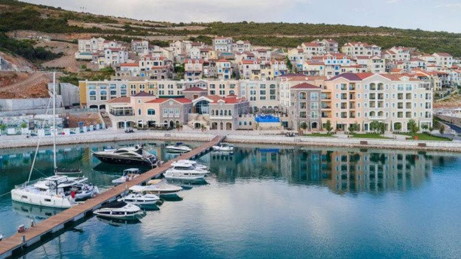 Vịnh Lustica, một siêu dự án trị giá hơn 1 tỷ USD, được mệnh danh là khoản đầu tư du lịch lớn nhất trong lịch sử Montenegro. Khu vực này bao gồm 7 khách sạn sang trọng, 2 bến du thuyền, một ngôi làng hiện đại và sân golf đẳng cấp. Ảnh: Total Montenegro News.