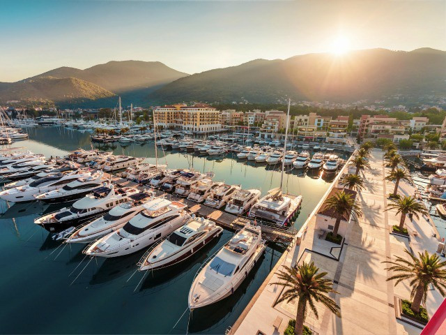 Montenegro là thiên đường của những người yêu du thuyền. Porto Montenegro ở Tivat là một trong những cảng du thuyền lớn đẳng cấp thế giới và trở thành điểm đến lý tưởng của những vị khách giàu có. Bến cảng có sức chứa hơn 450 thuyền hạng lớn. Ảnh: Balkan Insight.