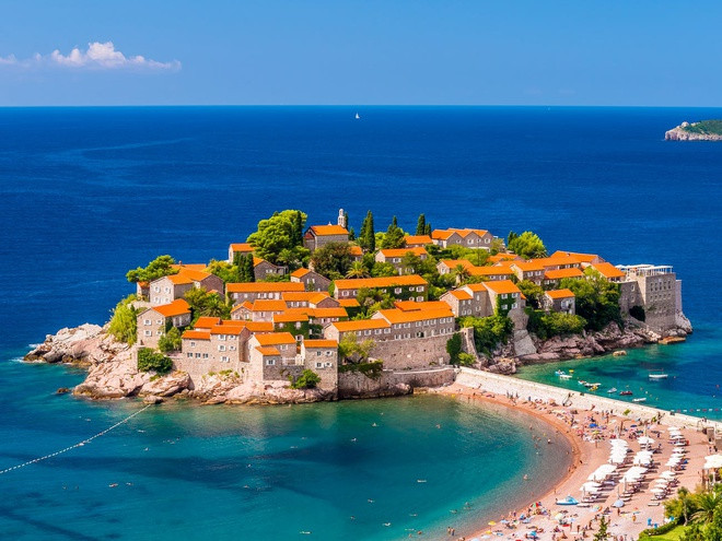 Cách Vịnh Lustica khoảng 22 dặm theo đường bờ biển là Sveti Stefan, một khách sạn sang trọng thuộc sở hữu của Tập đoàn Aman, được khai trương vào năm 2011. Sveti Stefan, được xây dựng trên một ngôi làng từ thế kỷ 16, rộng 80 mẫu Anh gồm 50 phòng, 3 hồ bơi, phòng tắm kiểu Thổ Nhĩ Kỳ, phòng tập yoga và nhà hàng cao cấp. Giá mỗi đêm bắt đầu từ khoảng 1.400 USD. Ảnh: Getty Images.