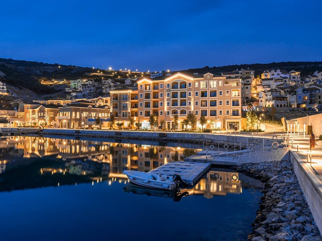 The Chedi Lustica Bay là khách sạn 5 sao đầu tiên khai trương tại Vịnh Lustica vào năm 2018. Khách sạn được mô tả là “thiên đường ven biển mới của Montenegro", nơi cung cấp “phong cách sống đẳng cấp thế giới". Giá mỗi đêm tại The Chedi Lustica Bay từ 245 USD. Ảnh: Pinterest.
