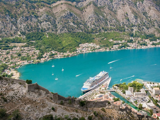 Vịnh Kotor đẹp như tranh vẽ, với những vách đá ấn tượng và làn nước xanh lấp lánh, là một địa điểm đặc biệt hấp dẫn đối với những vị khách nước ngoài muốn mua nhà ở Montenegro. Ảnh: Getty Images.