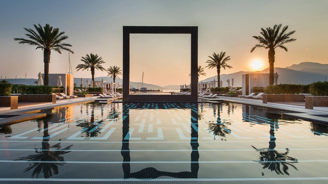 Porto Montenegro có 87 phòng khách sạn cho thuê và 62 căn hộ Village Residence hoặc Regent Residences dành cho những cư dân giàu có. Một căn hộ 3 phòng ngủ trong Regent Residences được niêm yết với giá khoảng 3 triệu USD với đầy đủ tiện ích: trung tâm thể thao, câu lạc bộ tennis, hồ bơi ngoài trời, hộp đêm và nhà hàng… Porto Montenegro còn có trường học quốc tế dành cho con em cư dân. Ảnh: Porto Montenegro.