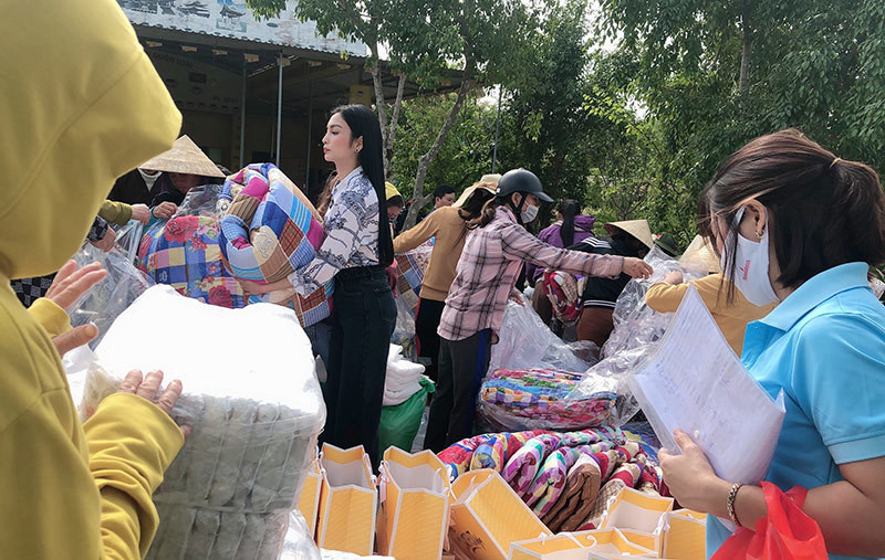 Ngoài ra, cũng trong chuyến đi Kim Huyền Sâm và ekip đã tới thăm và tặng quà cho một gia đình có 3 thế hệ bị ung thư và tâm thần trên địa bàn. Có thể nói đây là một trong những chuyến thiện nguyện vất vả nhất mà cả đoàn đã trải qua. Thế nhưng khi nhìn thấy bà con đón nhận những món quà thân thương và thiết thực với niềm vui và hạnh phúc, Kim Huyền Sâm cùng ekip đã mừng rơi nước mắt và nghẹn ngào, chỉ mong có thể trao tặng cho bà con vùng rốn lũ được nhiều hơn thế nữa.