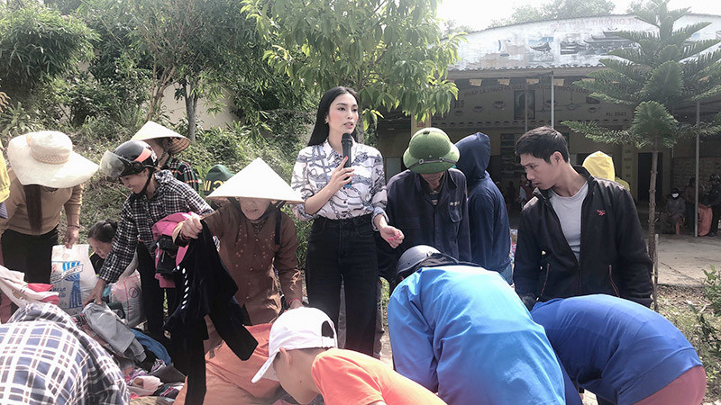 Kim Huyền Sâm cùng ekip không quản ngại đẩy thuyền vào sâu trong vùng lũ để đến gần nhà các hộ dân bị ngập, trao 40 suất quà.