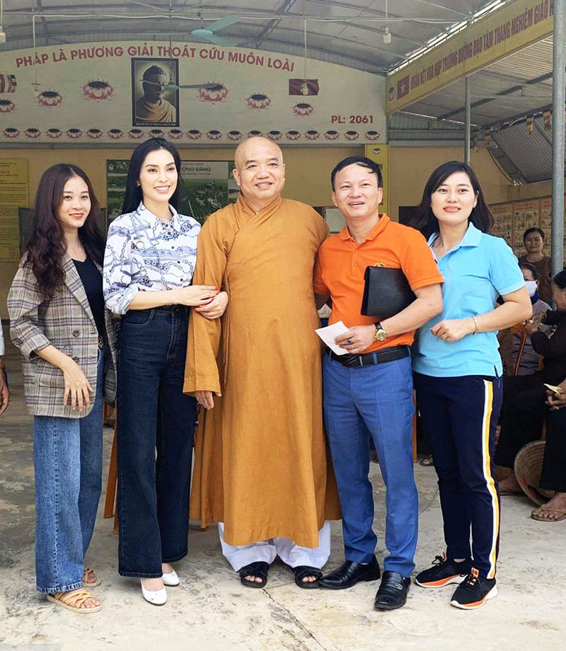 MC Kim Huyền Sâm trao quà cho bà con vùng lũ MC Kim Huyen Sam trao qua cho ba con vung lu