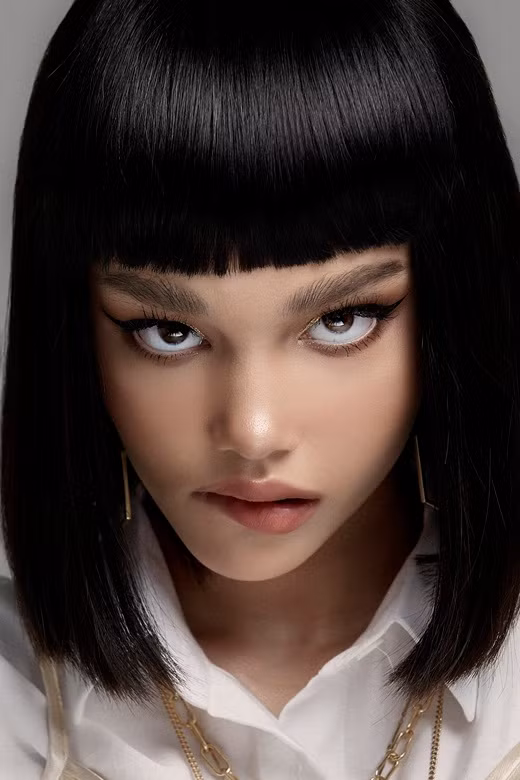 Gương mặt của Alexandra Matheson khiến ai nhìn cũng dễ bị “thôi miên” vì nét đẹp lai dầy cuốn hút.