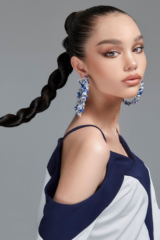 Giới thời trang Việt đã không còn xa lạ với bé mẫu nhí người lai Alexandra Matheson. Tuy mới 12 tuổi nhưng cô bé đã sở hữu nhan sắc đỉnh cao và thu hút sự quan tâm mạnh mẽ từ phía cộng đồng mạng cũng như giới mộ điệu.