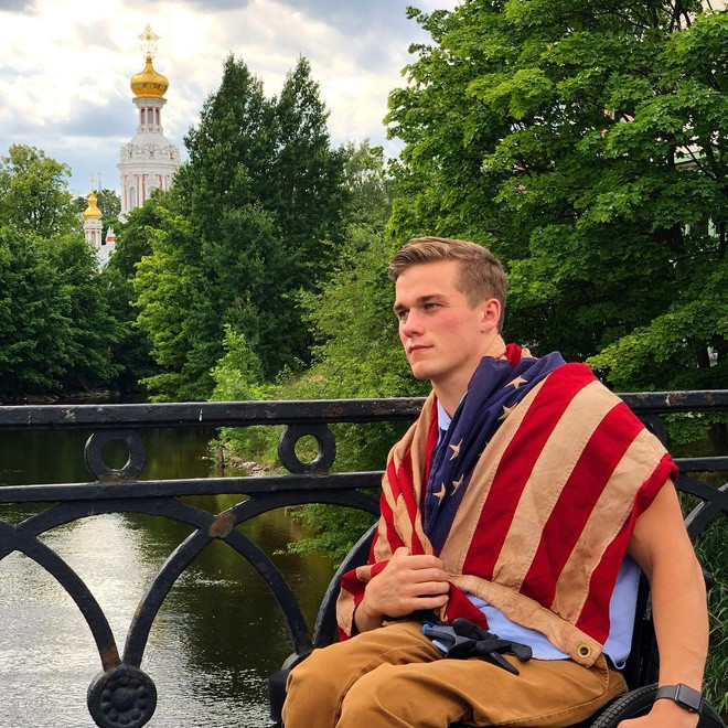 Năm 2014, khi 18 tuổi, Cawthorn gặp tai nạn xe hơi sau chuyến đi nghỉ xuân ở Florida. Anh bị liệt một phần cơ thể và phải ngồi xe lăn. Sau vụ tai nạn, chàng trai được nhận làm trợ lý nhân viên tại văn phòng quận Meadows.