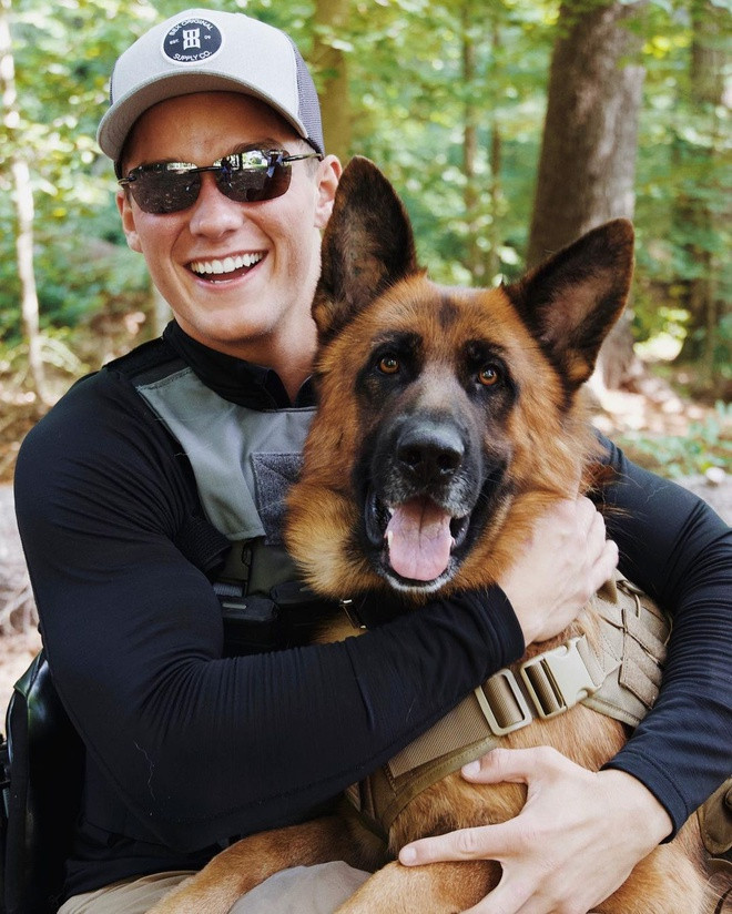 Hạ nghị sĩ vừa đắc cử còn bị một số phụ nữ tố tấn công tình dục. Thời điểm đó, Beth McMahan - người từng hẹn hò với Cawthorn vào năm 2018 - đứng ra bênh vực, mô tả anh là người “tôn trọng, lịch sự và không cố gắng làm điều gì khiến đối phương không thoải mái”, theo Citizen Times.