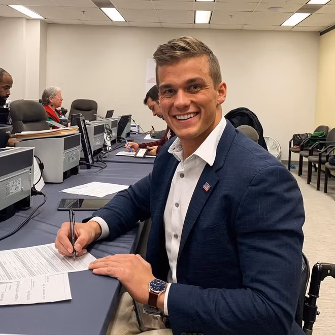 Theo CNN, Madison Cawthorn ủng hộ giới hạn nhiệm kỳ với các thành viên Quốc hội, là người theo đường lối cứng rắn trong các vấn đề nhập cư, phản đối nạo phá thai, ủng hộ súng. Các thành viên đảng Cộng hòa lo ngại tuổi tác và sự thiếu kinh nghiệm chính trị của Cawthorn có thể đặt ra nhiều thách thức, dù North Carolina là thành trì của đảng Cộng hòa.