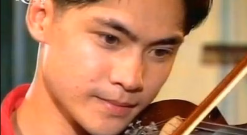  Lê Vũ Long - Phong "lãng tử": Vai Phong trong Xin hãy tin em (1998) từng được ví là một “kho tàng nhan sắc” với hình ảnh đẹp trai, biết chơi đàn violin trong phim. Diễn viên Hoa Thúy cho biết đó là một vẻ đẹp lãng tử hiếm có của màn ảnh. Nữ diễn viên thừa nhận không chỉ những cô gái 7X, 8X thời ấy mà chính chị cũng từng rất hâm mộ “Phong đẹp trai”.