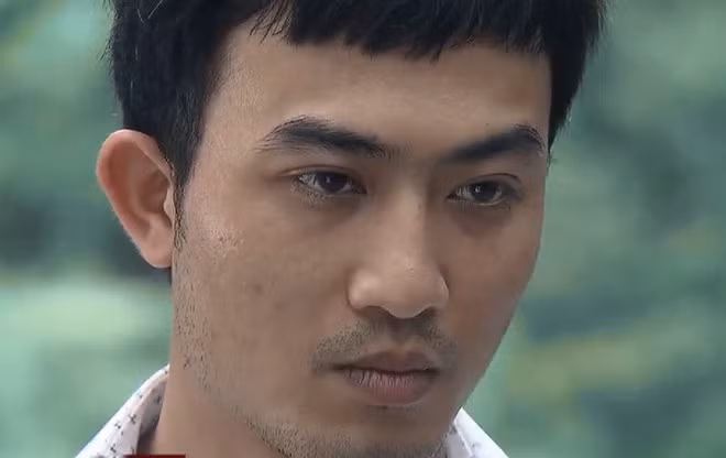  Doãn Quốc Đam - Cảnh: Trước Quỳnh búp bê, Doãn Quốc Đam từng được khen ngợi về nhan sắc với vai Trần Tú trong Người phán xử. Nhưng phải đến Cảnh trong Quỳnh búp bê, anh mới gây sốt màn ảnh. Diễn xuất của Doãn Quốc Đam trong vai Cảnh thuyết phục số đông. Anh diễn chân thực đến từng câu thoại, ánh mắt, biểu cảm và được dân mạng gọi là Cảnh "soái ca".