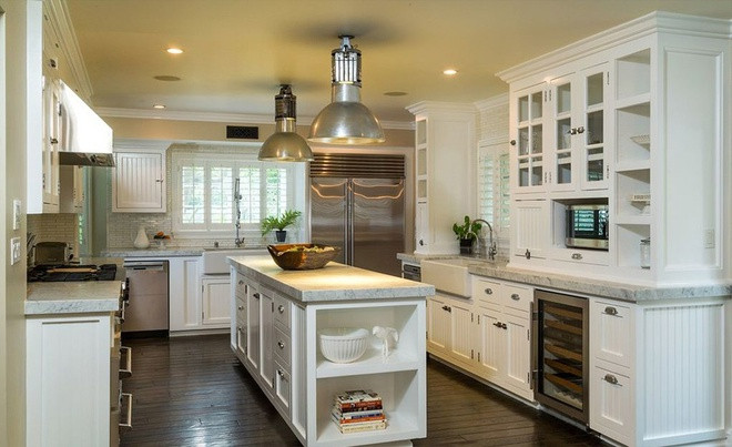 Nhà bếp rộng rãi, sáng sủa, mang tông màu trắng chủ đạo, được trang bị đầy đủ công cụ, thiết bị nấu nướng hiện đại.