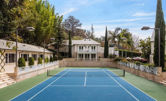 Các không gian thư giãn ngoài trời gồm sân tennis, hồ bơi, bồn tắm nước nóng, và vườn cây xanh mướt.