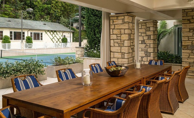 Khu vực ăn uống ngoài thoáng đãng, cởi mở. Nội thất tại đây tuy đơn giản nhưng được bài trí tinh tế.