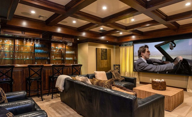 Quầy bar thu nhỏ cùng phòng chiếu phim trang nhã được tích hợp trong một không gian lãng mạn, ấm áp.