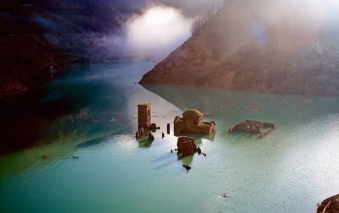 'Ngôi làng ma' bất ngờ nổi lên sau hơn 25 năm biến mất - Hình 3 'Ngoi lang ma' bat ngo noi len sau hon 25 nam bien mat-Hinh-3