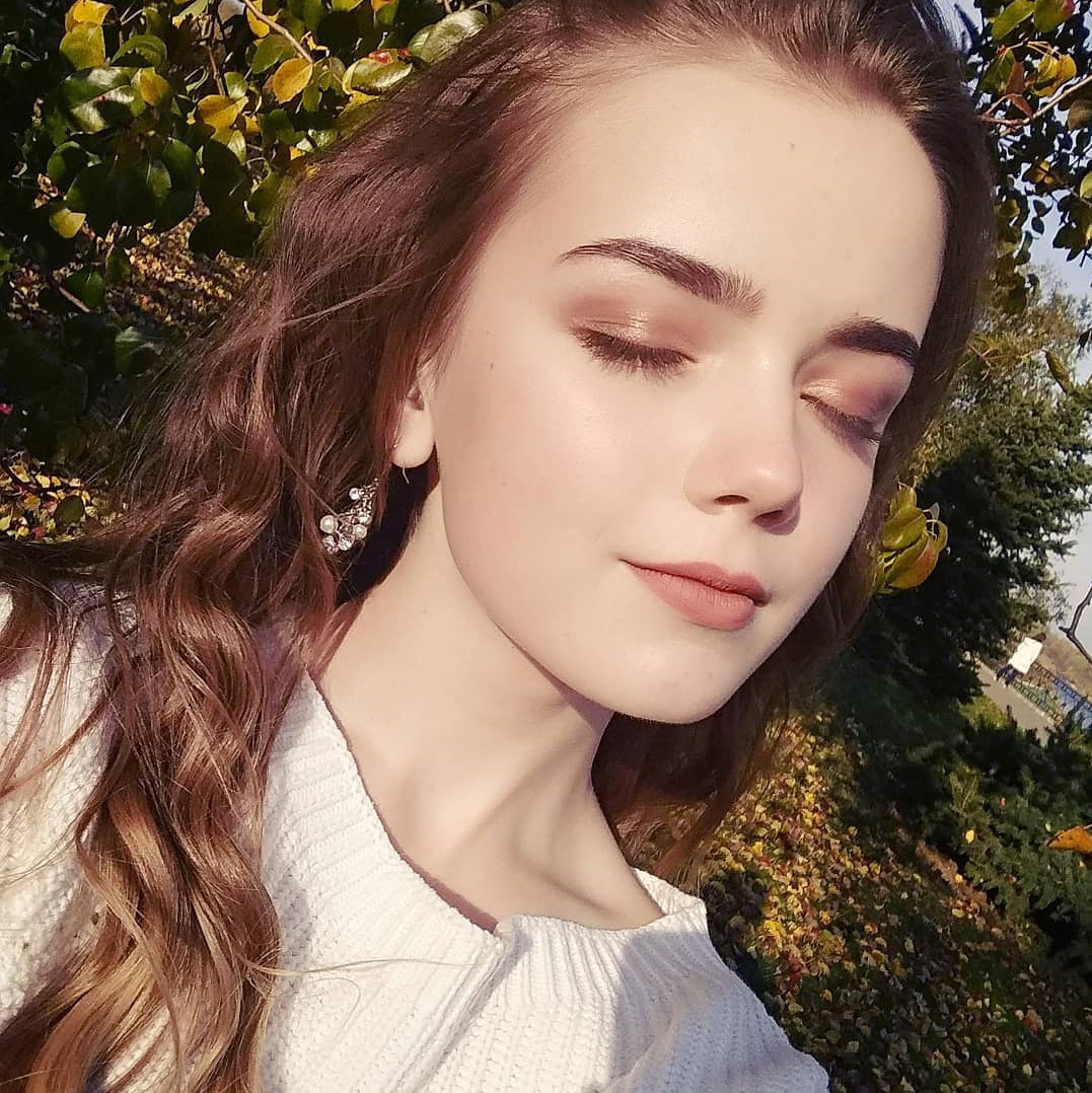 Đến nay, các tài khoản mạng và công việc của Anna đều do mẹ cô trực tiếp quản lý. Mẹ cô cũng luôn dành sự quan tâm lớn và là người bạn đồng hành cùng con gái trong mọi vấn đề. "Hiểu, chấp nhận, yêu thương - đó là thứ quan trọng nhất mà chúng ta mong đợi từ người thân yêu. Và chỉ có mẹ đã làm tất cả những điều ấy từ lúc tôi chào đời", Anna từng viết về mẹ của mình.