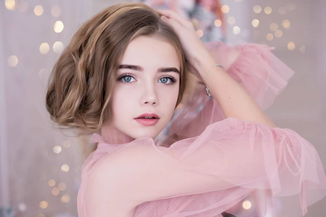 Anna Grudina (sinh năm 2004, Belarus) bén duyên với nghề người mẫu từ khi mới ít tuổi. Vẻ đẹp ngọt ngào với đôi mắt xanh biếc, thần thái cuốn hút của Anna lọt vào "mắt xanh" nhiều nhà tạo mẫu và nhiếp ảnh gia. Năm 9 tuổi, nàng mẫu nhí tham gia cuộc thi nhan sắc "Little Princess of Gomel" và giành vương miện. Sau cuộc thi này, Anna chính thức nổi tiếng. Cô được nhiều người mệnh danh "nàng thơ Gomel", "mẫu nhí xinh nhất thế giới".