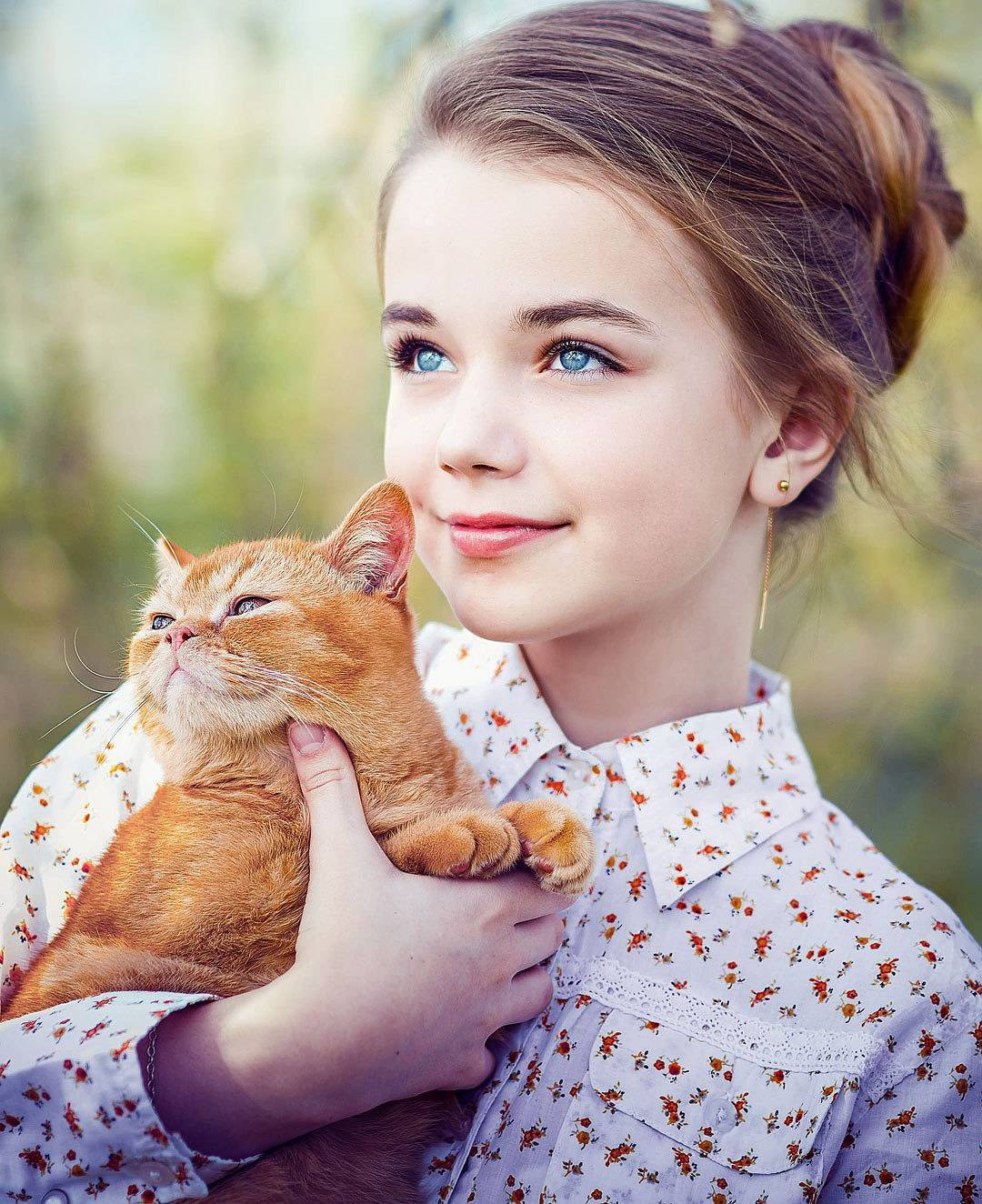 Có nhan sắc cùng sự nổi tiếng, Anna liên tiếp nhận được các hợp đồng quảng cáo, làm mẫu cho nhiều thương hiệu thời trang. Mẫu nhí Belarus có trang Instagram cá nhân được quản lý bởi mẹ là bà Natalya.