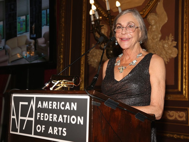 Tuy nhiên, đời tư của nữ tỷ phú này cũng gây nhiều tranh cãi. Bà đã 4 lần gây ra các vụ tai nạn xe hơi khi sử dụng rượu bia. Năm 1989, Alice lái xe quá tốc độ tại Fayetteville và đâm chết một công nhân 50 tuổi nhưng không bị buộc tội. Ảnh: Business Insider.