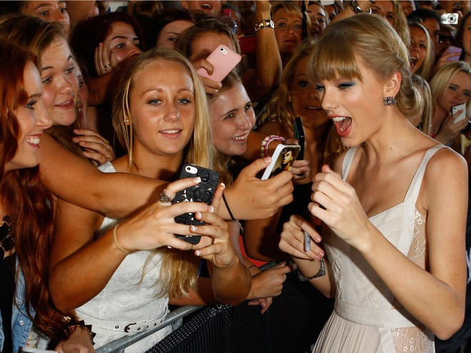 Taylor còn ủng hộ giáo dục, cô cam kết 4 triệu USD cho Hội trường danh vọng nhạc đồng quê để tài trợ cho Trung tâm giáo dục Taylor Swift và quyên góp 50.000 USD cho các trường công lập ở New York. Ảnh: Getty Images.