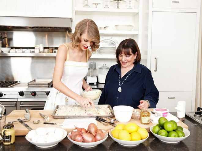 Dù sở hữu khối tài sản khổng lồ, nhưng nữ ca sĩ khá giản dị trong việc ăn uống. Cô thích tự nấu nướng, kể cả những bữa tiệc với nhân viên của mình. Ảnh: Fans of Taylor.