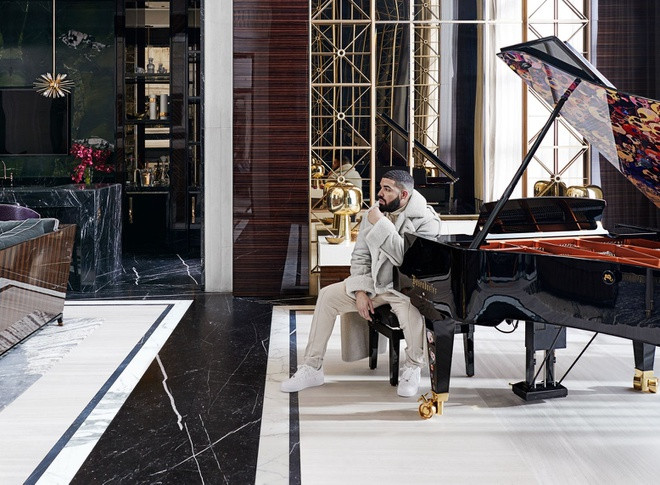 Ngôi nhà có diện tích hơn 4.600 m2 này được trang hoàng lộng lẫy bởi hàng loạt nội thất cầu kỳ cùng những tiện ích sang trọng như thang máy, nhà để xe 10 chỗ, phòng trưng bày giải thưởng của Drake, phòng tập thể dục và rạp chiếu phim trong nhà.