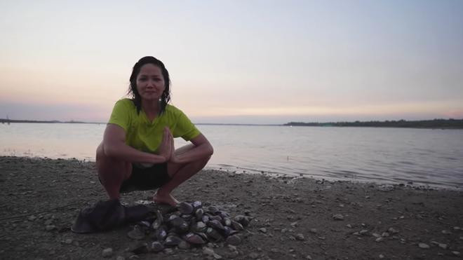 Hoa hau HHen Nie gian di mac 1 chiec ao 2 ngay khong thay-Hinh-2