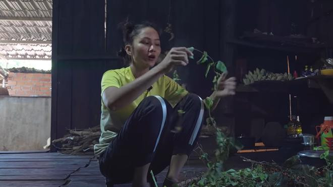 Hoa hau HHen Nie gian di mac 1 chiec ao 2 ngay khong thay-Hinh-3