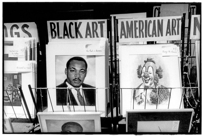 Cuốn sách ảnh Godlis Streets là tuyển tập các tác phẩm chụp đường phố đẹp nhất từ Godlis vào những năm 70-80. Trong tác phẩm này, nhà phê bình văn hóa Luc Sante đã mở đầu và đánh giá Godlis Streets như tấm gương phản chiếu thời kỳ vàng son không thể quay lại của New York. Khép lại cuốn sách ảnh là lời của người đồng sáng lập Blondie, nghệ sĩ guitar Chris Stein.