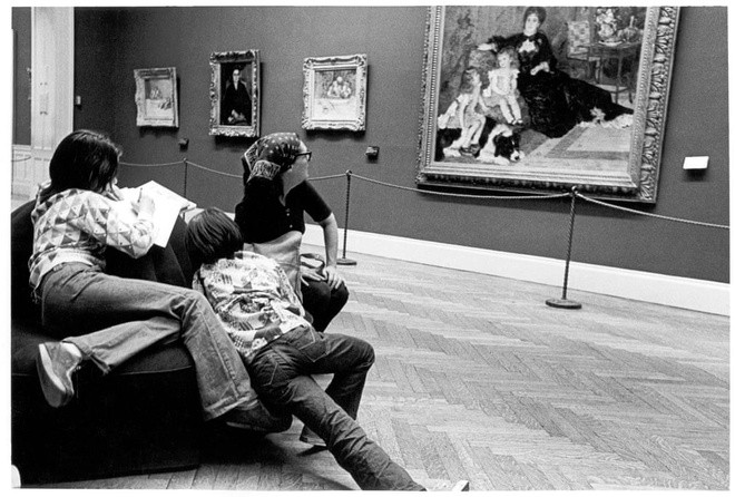 Bức hình này được chụp tại Bảo tàng Metropolitan năm 1976. Theo Godlis, để có được tấm ảnh này, ông cần chút may mắn và tuyệt đối không làm phiền đến giây phút ba mẹ con đang thưởng thức nghệ thuật.