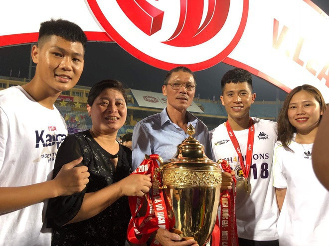 Tien Linh, Van Lam va cac cau thu co tinh yeu chi em-Hinh-7