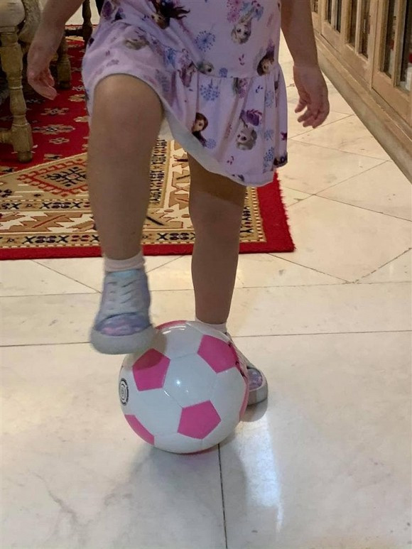 Đại gia Đức An đăng ảnh thú vị của con gái và khẳng định tình yêu với vợ Dưới phần bình luận, nhiều khán giả bày tỏ sự ngưỡng mộ trước hôn nhân hạnh phúc của đại gia Đức An và Phan Như Thảo. Vị đại gia nổi tiếng này không chỉ nấu ăn ngon, chăm con giỏi mà còn rất khéo nịnh vợ. Khi vợ yêu vấp phải nhiều lời chê bai, chỉ trích về ngoại hình phát tướng, doanh nhân này đã khéo che chở bằng cách lý giải nguyên nhân xuất phát từ chồng con. Những lí lẽ của anh đưa ra khiến ai nấy phải cảm phục.