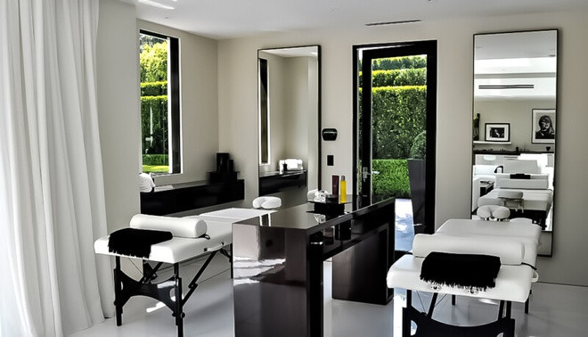 Những tiện nghi nổi bật bên trong ngôi nhà có thể kể đến khu vực spa, phòng tắm hơi, phòng tập thể dục, và rạp chiếu phim.