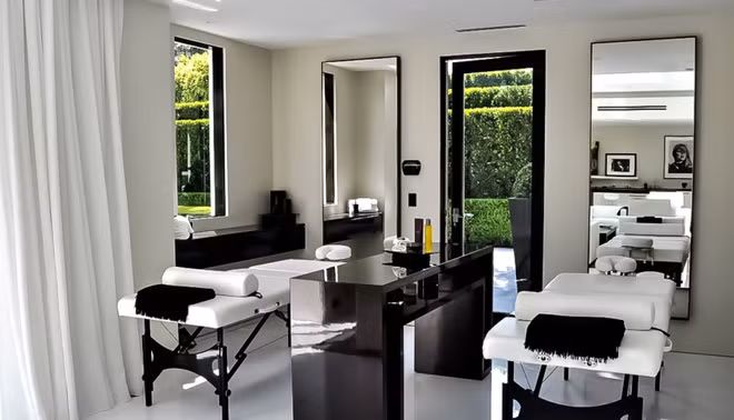 Những tiện nghi nổi bật bên trong ngôi nhà có thể kể đến khu vực spa, phòng tắm hơi, phòng tập thể dục, và rạp chiếu phim.