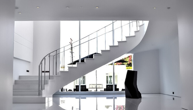 Những khu vực sinh hoạt bên trong ngôi nhà được thiết kế theo phong cách cởi mở. Nội thất màu đen giữa những bức tường trắng tạo nên nét tương phản độc đáo, tinh tế.